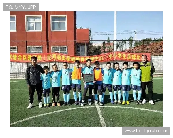 石岩小学足球队队长带领球队勇闯赛场创造佳绩展现团结精神