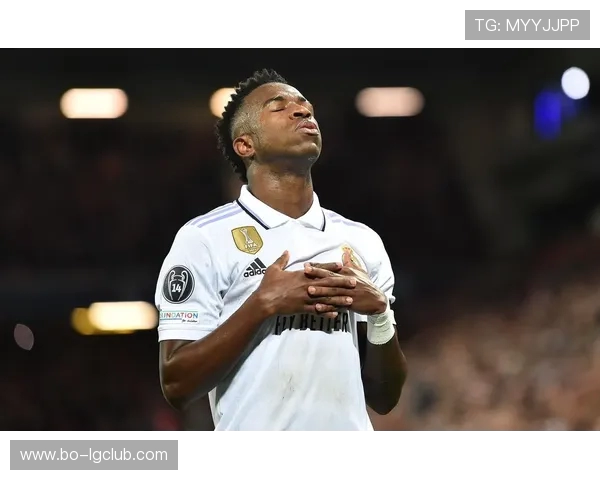 阿迪达斯皇马黑色足球战袍引领潮流致敬经典荣耀之作